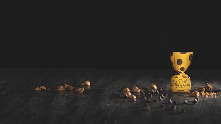 Ny chokladtryffel med mandelcréme, kakbitar, salt och kola