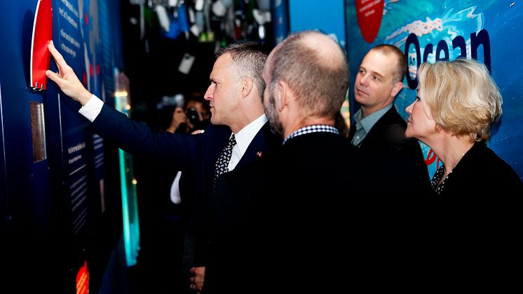 Udstillingen "Et hav af plastik" på Den Blå Planet blev fredag åbnet af den amerikanske ambassadør Rufus Gifford (tv.)
