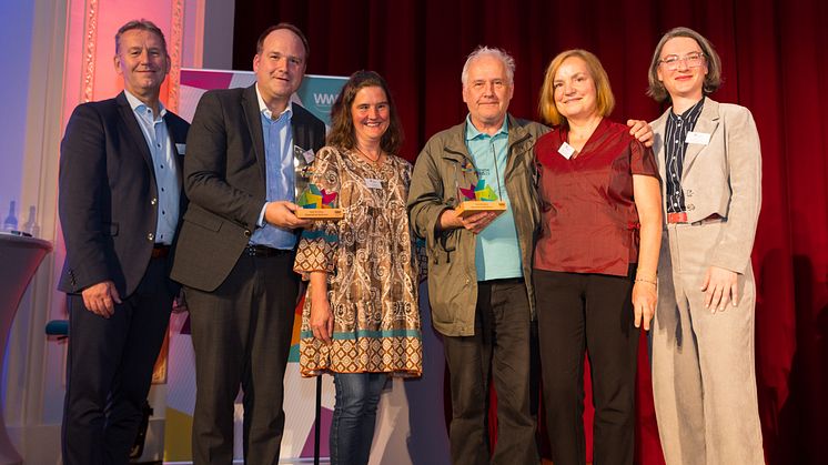 Stolz und Freude (v. l.): Jürgen Noch, Geschäftsf. WW,  Bürgermeister Christoph Dolle, Fürsprecherin Andrea Plath, Preisträger*innen Josef Spiegel und Sigrun Brunsiek sowie Jurymitglied Dr. Jana Duda, Leiterin OWL Kulturbüro, OstWestfalenLippe GmbH..