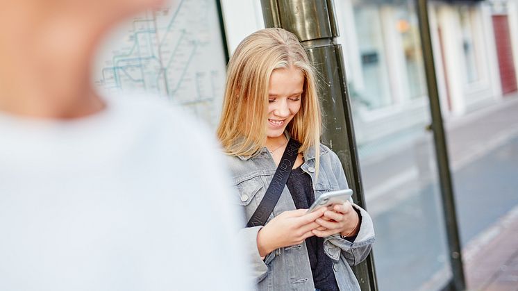 Från och med 4 juni kan du köpa enkelbiljetter till lägre pris och periodbiljetter i Länstrafikens app.