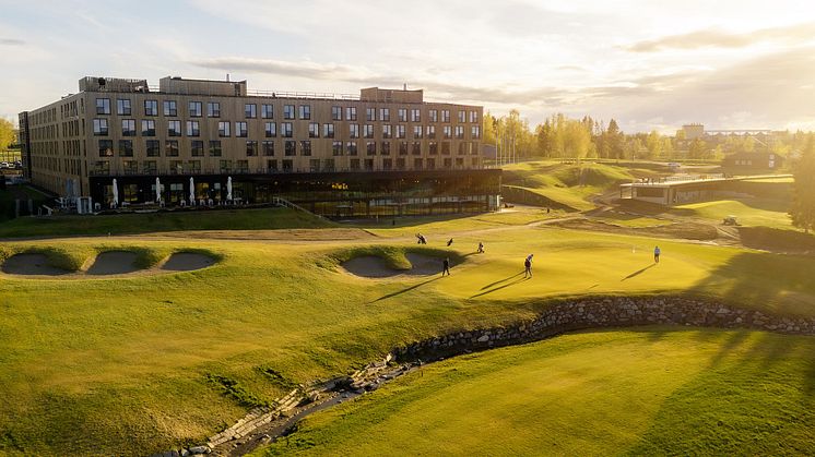 Strawberry overtar driften av Lily Country Club.