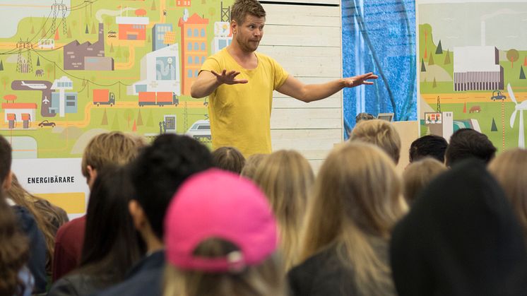 Växjös niondeklassare nyfikna på jobb i teknikbranschen – över 600 elever delar framtidstankar på inspirationsföreläsning
