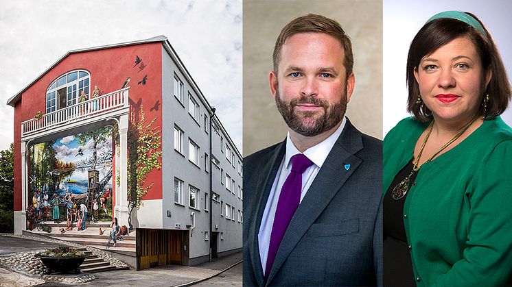 Muralmålningen "Livet i Farsta", kultur- och stadsmiljöborgarråd Jonas Naddebo (C) och gruppledare i kulturnämnden Hanna Gerdes (L).