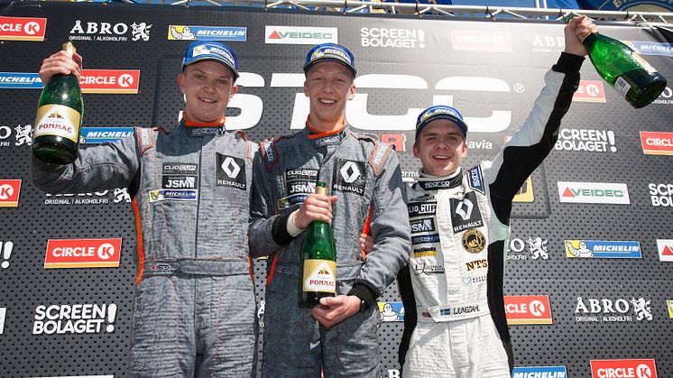 Prispall race 2 Clio Cup, Ring Knutstorp 6 maj. Fr.v: Anthon Caldana, Joel Jern, Julle Ljungdahl. 
