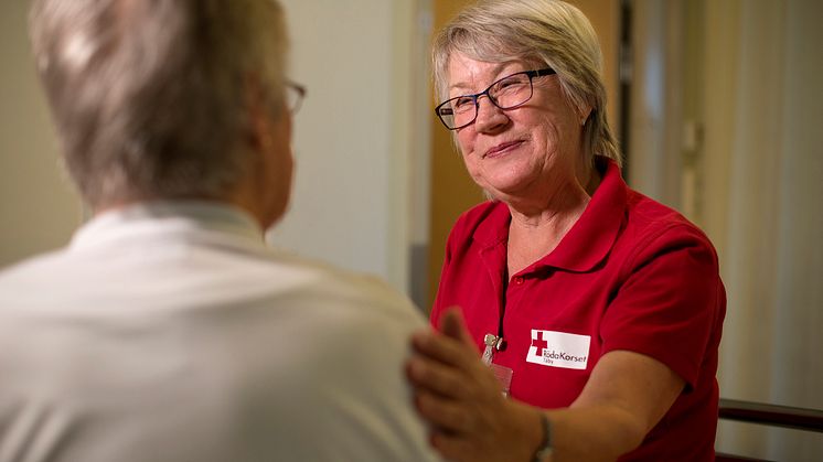 Volontären Karin Bjelksjö finns sedan ett år tillbaka på Hjärtsviktsavdelningen på Danderyds sjukhus. Sedan 2013 har ca 2 000 patienter haft en volontär vid sin sida i svåra stunder.