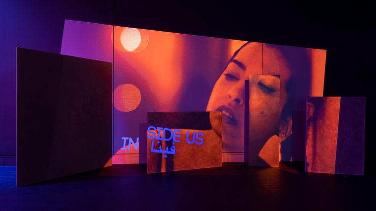 Installasjonsfoto Basel Abbas og Ruanne Abou-Rahme, May amnesia never kiss us on the mouth, 23.04. – 26.06.2022. The Museum of Modern Art, New York. © 2022 The Museum of Modern Art, New York. Foto: Jonathan Muzikar.
