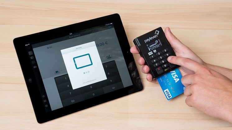 Bezahlvorgang mit Visa Karte an mPOS-Terminal von payleven - iPad