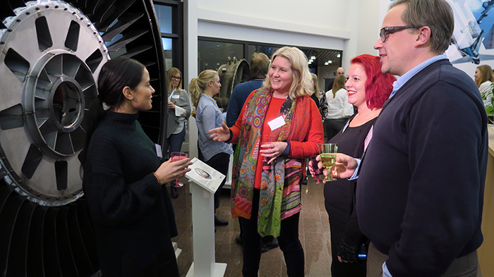 Rima Nazir och Linda Alsing från Högskolan Väst i samspråk med representanter från GKN Aerospace. Fr v: Rima Nazir, Anna Bäck, Linda Alsing, Henrik Kellkvist.