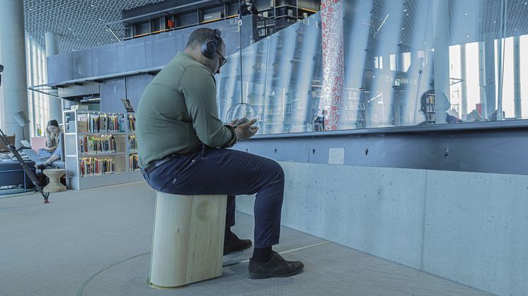Kulturbyråden opplever kunstverket Inmeridiem i Deichman Bjørvika. Foto: Jørgen Rist Holmen