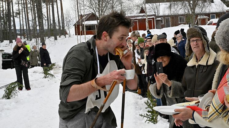 Jubileumsvasan nr 31 Tore Stengrundet trea i mål äter pannkakor