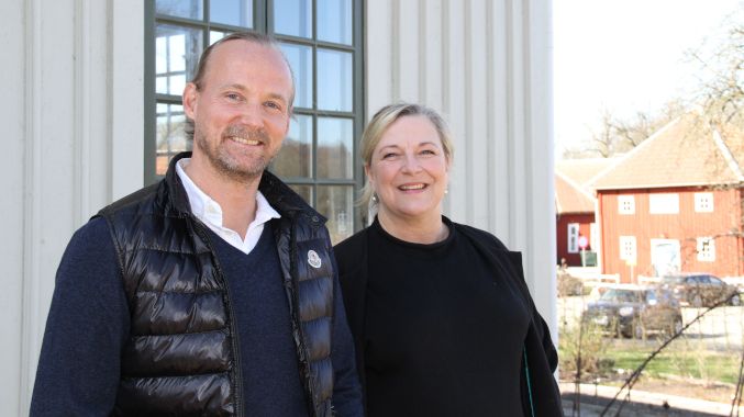 Jesper Kårlen från Karwine and Lucas AB med Martina Johansson, Härryda kommun, vid kaféet på Råda säteri.