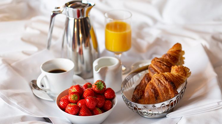 Bedroom Breakfast in bed landscape
