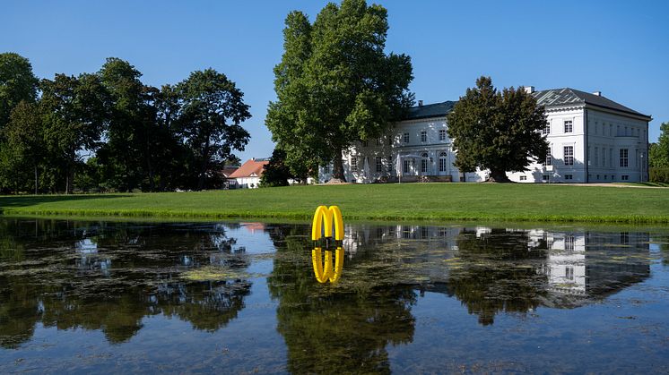 Die Installation "The Fountain (2021)" des Künstlerduos "Famed" Sebastian M. Kretzschmar und Jan Thomaneck ist im Teich vor dem Schloss Neuhardenberg zu sehen. Foto: Sebastian Bolesch.   