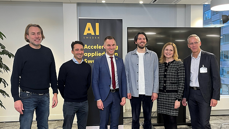 ”De går i bräschen för hela Sveriges bästa. De visar vägen för ett nytt innovativt sätt att arbeta”. Civilminister Erik Slottner om Kungsbacka kommun och övriga partners under tisdagens presskonferens.