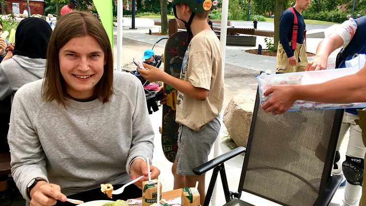 Oliwer Karlsson, projektkoordinator för Lov i Lund, äter lunch vid Söderlyckans skateboardpark under Lov i Lunds Superfredag. 