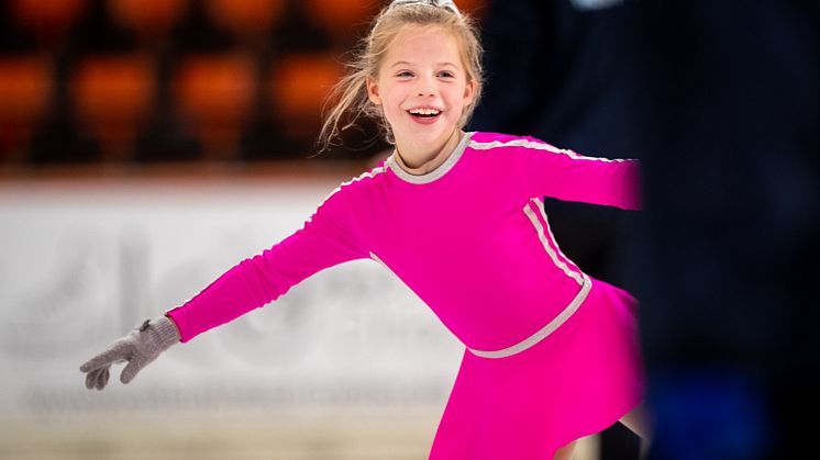 Hamburger Nachwuchstalent EstherVivienneHamer trainiert mit HOLIDAY ON ICE Gaststars Aljona Savchenko und Bruno Massot