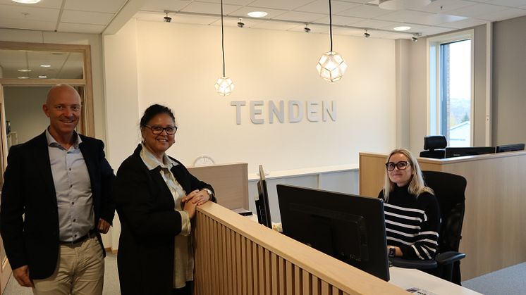 NY AVTALE: Fra venstre Salgssjef Sven-Erik Kristiansen hos Canon, Kontorleder Denise Kirsten Antonsen og Administrativ assistent Marianne Beck Pedersen hos Tenden Advokatfirma er enige om å samarbeide i fem nye år. 