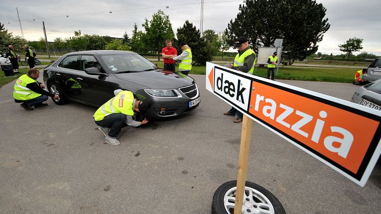 Dækrazzia rapport – næsten 500.000 person- og varebiler på slidte dæk