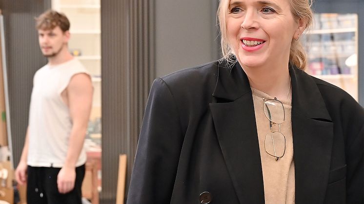 Cirkusregissören Tilde Björfors tilldelas KTH:s stora pris. Här syns hon under repetitionerna av ”Ett drömspel” på Malmö Stadsteater. I bakgrunden akrobaten Axel Ahl. Premiär blir det den 27 april.