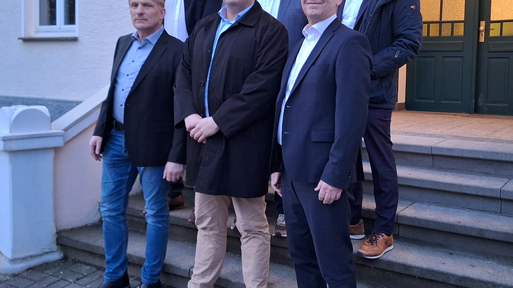 Die LSF-Gesellschafter Michael Flocke (1. Reihe, l.), Jan Lackmann (1. Reihe, Mitte), Alexander Möhring (2. Reihe, l.) und Christoph Sonntag (2. Reihe, Mitte) mit den Westfalen Weser Geschäftsführern Jürgen Noch (1. Reihe, r.) und Andreas Speith 