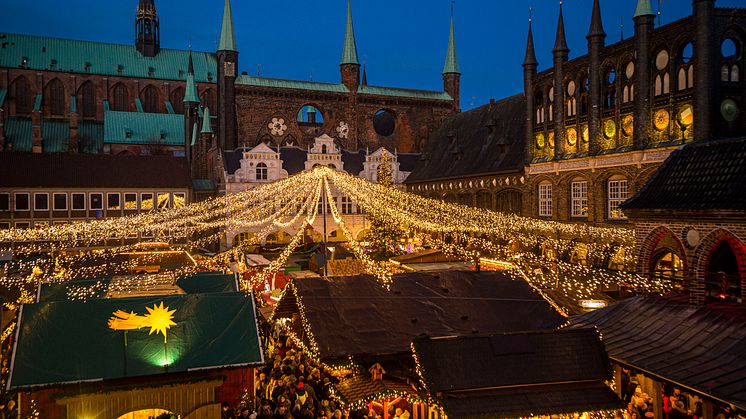 Lübeck: old town of the Hanseatic city, Christmas market at the town hall © LTM / Olaf Malzahn