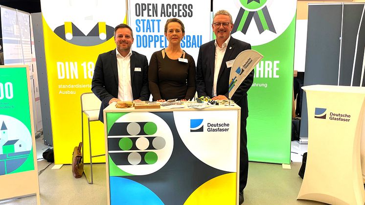 13. Veranstaltung des Kommunalen Breitband Marktplatzes in Osterholz-Scharmbeck (v.l.): Marco Buchholz und Gerda Meppelink von Deutsche Glasfaser gemeinsam mit Bernd Lütjen, Landrat des Landkreises Osterholz, am Deutsche Glasfaser-Stand.