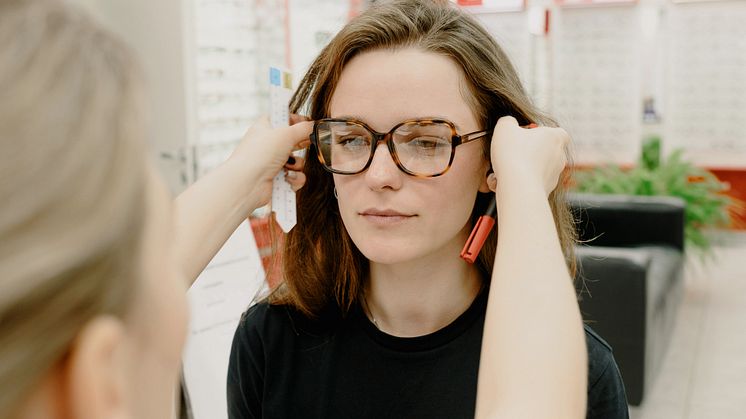 Besøg en optiker, inden du køber nye briller