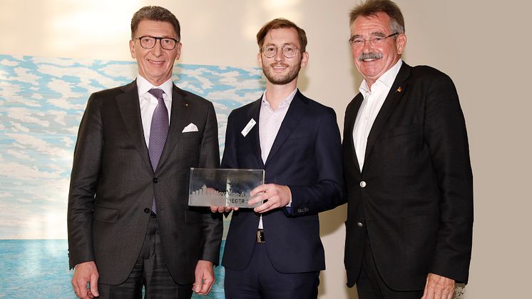 SENovation Award 2021: Moritz Schöllau (m.), myReha, nahm den Preis für das beste Startuo entgegen. Es gratulierten: Ulrich Leitermann (l.), Vorstandsvorsitzender SIGNAL IDUNA und Erhard Hackler, Vorstand Deutsche Seniorenliga. Foto: SIGNAL IDUNA