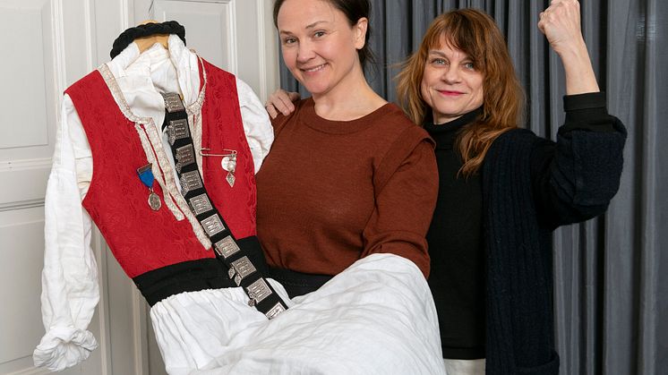 GERILJABUNAD PÅ MUSEUM: Anja Cecilie Solvik (t.v.) fra Bunadsgeriljaen overleverer selveste geriljalederbunaden til Anno Kvinnemuseet ved fagansvarlig Hilde Herming. Foto: Bård Løken/Anno