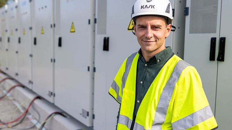 Viktor Olofsson, Kalmar Energi, vid de nyinstallerade batterierna
