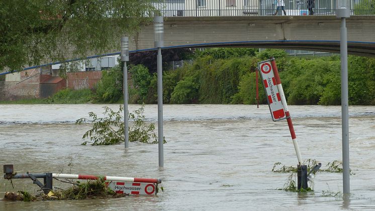 Wenn durch Tauwetter und Dauerregen Flüsse über die Ufer treten oder Gullis überlaufen, können nahegelegene Häuser Schaden nehmen - geschützt sind Bewohner mit dem Elementarschutz. 