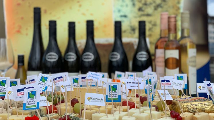 Käse Vielfalt begleitet von süddeutschen Weinen