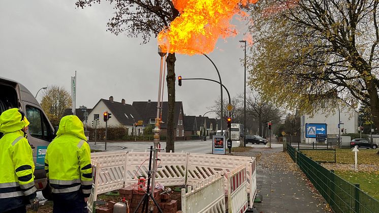 Erdgasfackel zur Inbetriebnahme der Gas-Hauptversorgungsleitung.jpg