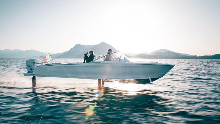 Candela C-7 is the first electric boat to offer a combination of long range and high speed, thanks to computer-controlled hydrofoils.