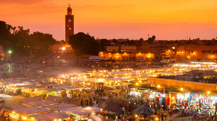 Der Djemaa el Fna ist der zentrale Marktplatz in Marrakesch und wegen seiner orientalischen Atmosphäre bei Touristen und Einheimischen gleichermaßen beliebt.