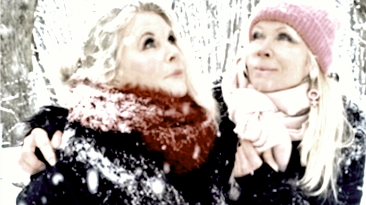 NY SINGEL. Lili & Susie avrundar året med vintersingeln "What Kind of World Is This?"