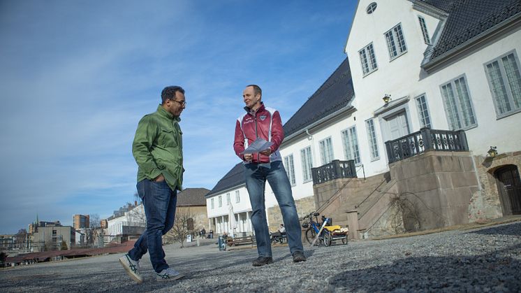 Byråd Omar Samy Gamal og Nils Bergan fra stolpejakten, foran Oslo ladegård