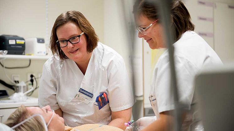 I sommar har akutmottagningen fått ta emot betydligt fler svårt sjuka patienter som behöver mer omvårdnad, utredas mer och ofta behöver en vårdplats. Det, i kombination med underbemanning, är en del av orsaken till den ansträngda situationen. 