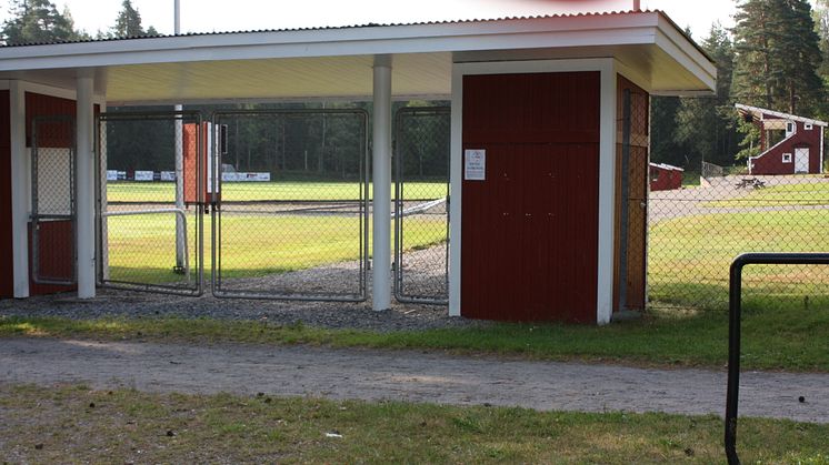 Omklädningsrum och duschar i idrottsanläggningen Norvalla har fortsättningsvis enbar öppet för personer födda 2005 och senare.