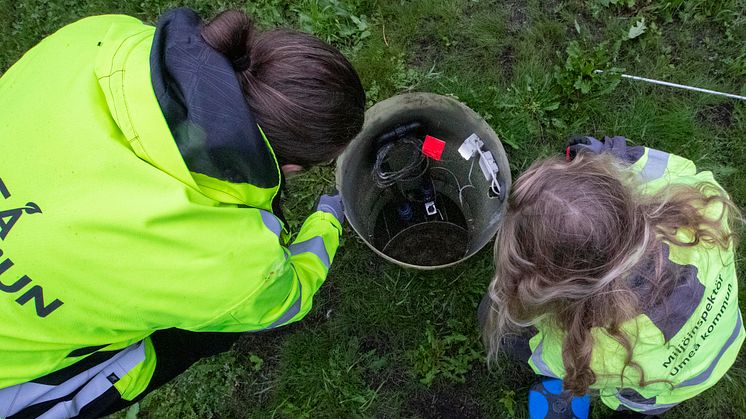 Miljöinspektörer från Umeå kommun undersöker ett avlopp under ett tillsynsbesök.