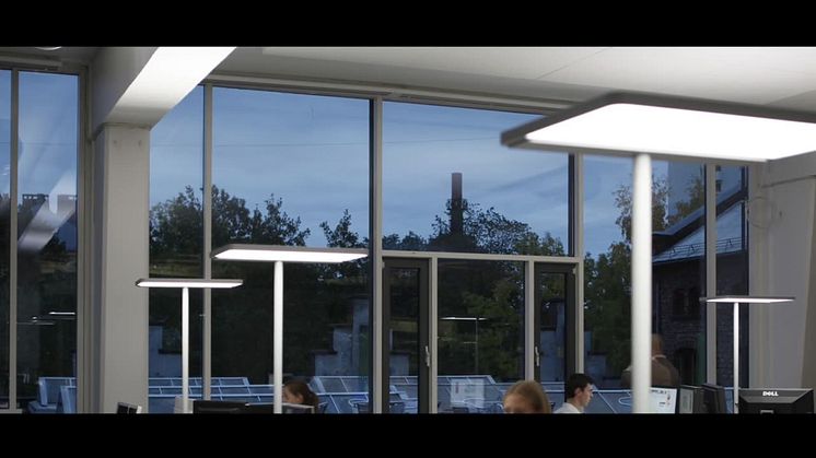 Elegant freestanding LED luminaire