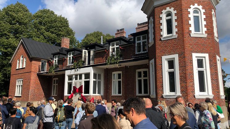 Rosetten klipptes under högtidliga former då nyrenoverade Botildenborg och dess verksamheter invigdes.