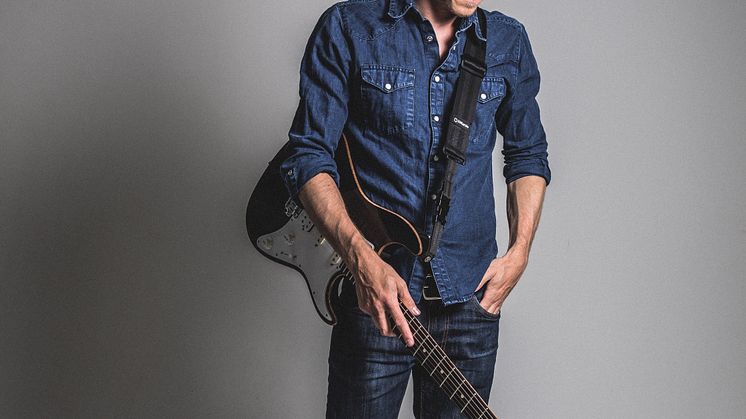 Mattias Olofsson har över 15 år i musikbranschen som låtskrivare och skådespelare - Idag debuterar han med soloalbumet ”I-landsproblem”!