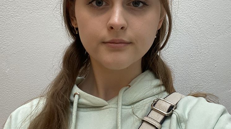 22-årige Cecilia S. Nielsen kæmper med ADD og autisme, og diagnoserne har gjort det svært for hende at komme ind på arbejdsmarkedet. Den anerkendte IPS-metode blev vendepunktet, og efter et succesfuldt praktikforløb er hun nu ansat i Halsnæs Kommune.