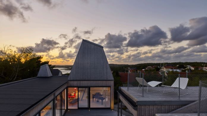 Boken om Villa Kristina handlar om planeringen och bygget av ett hus på en liten tomt på Näset i Göteborg. Med bokserien Wingårdhs villor har Gert och Karin Wingårdh skapat "kokböcker om byggande"..