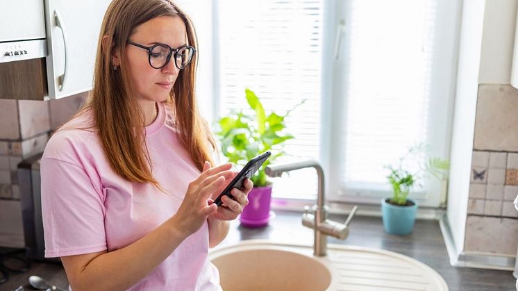 Mobiel App klärt über Bekämpfung von Krankheitserregern ohne Gefahrstoffe auf. Foto: iStock / Andrii Zorii