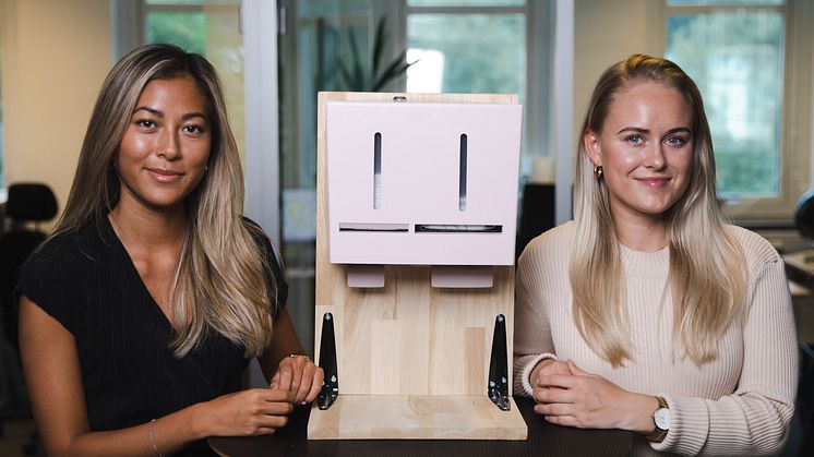Hanna Lauste och Linn Rosenqvist från startupen Herbox vill bidra till ett mer jämställt samhälle. Ett år efter starten finns deras mensskyddsdispensers på fler än 1000 toaletter och internationell expansion är på gång.  