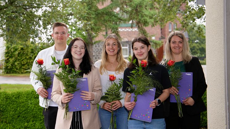 Freuen sich bei der gemeinsamen Zeugnisübergabe über den Abschluss ihrer kaufmännischen Ausbildung bei der Hephata Diakonie: Lukas Morsch, Luisa Süss, Lara Knieling, Katharina Mötz, Tina Haber.