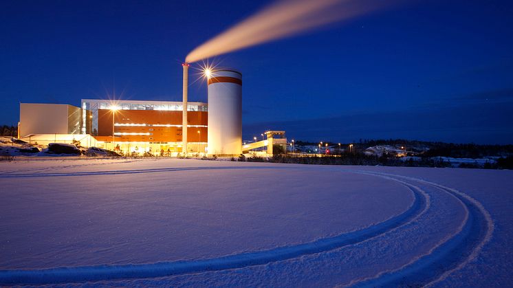 Lillesjö kraftvärmeverk i Uddevalla producerar fjärrvärme och el energieffektivt. Ju mer fjärrvärme som används, desto mer el kan tillverkas i ångturbinerna.