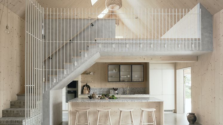 Genomtänkta kontraster och material ton i ton  - Se Marbodals kök i Grand Designs i höst